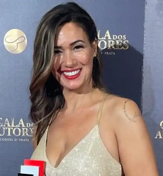 Sara B. Carvalho escritora de livros recebendo o prémio do seu livro 777 na Gala de Autores