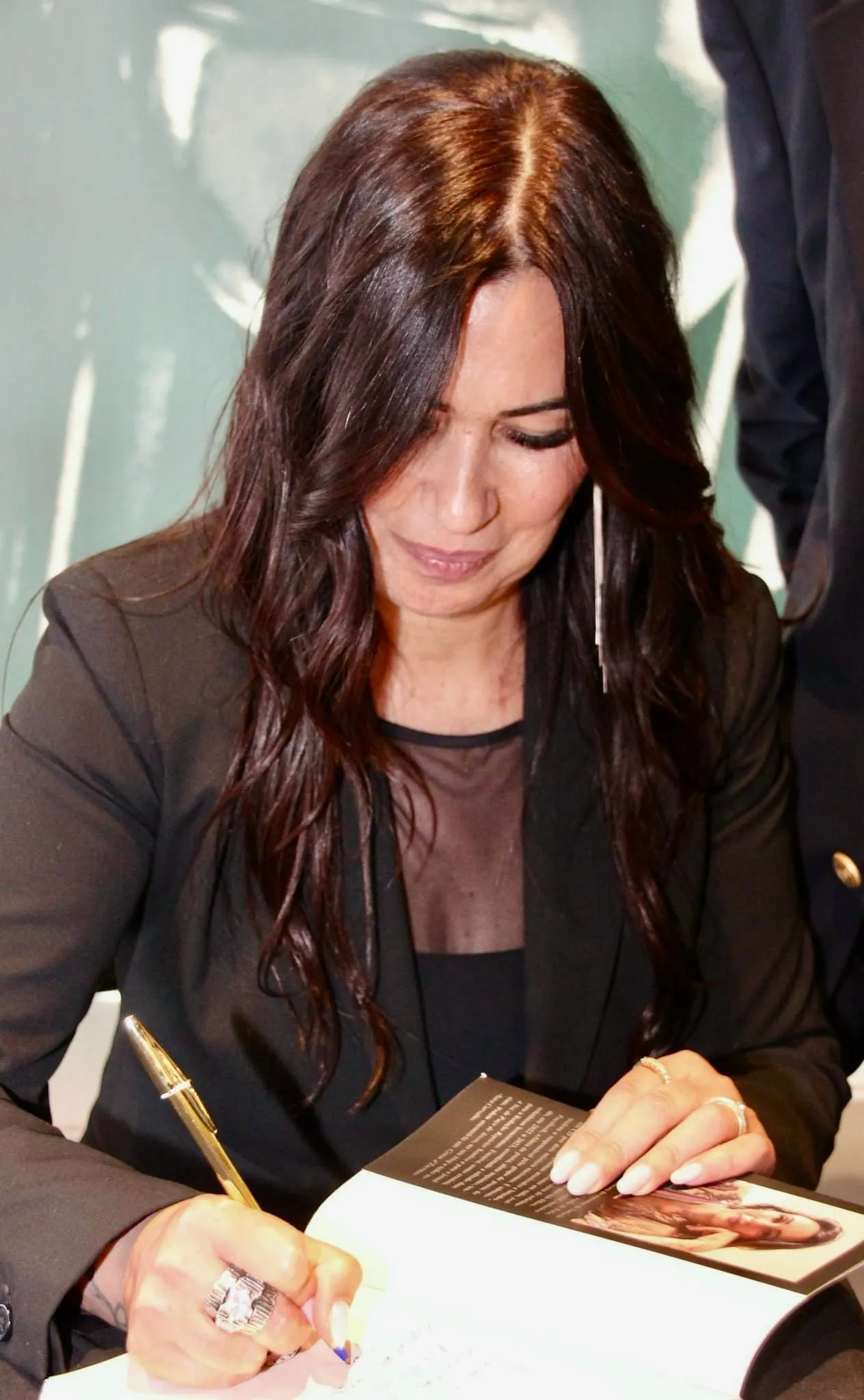 Sara B Carvalho Escritora autora premiada dando autografos